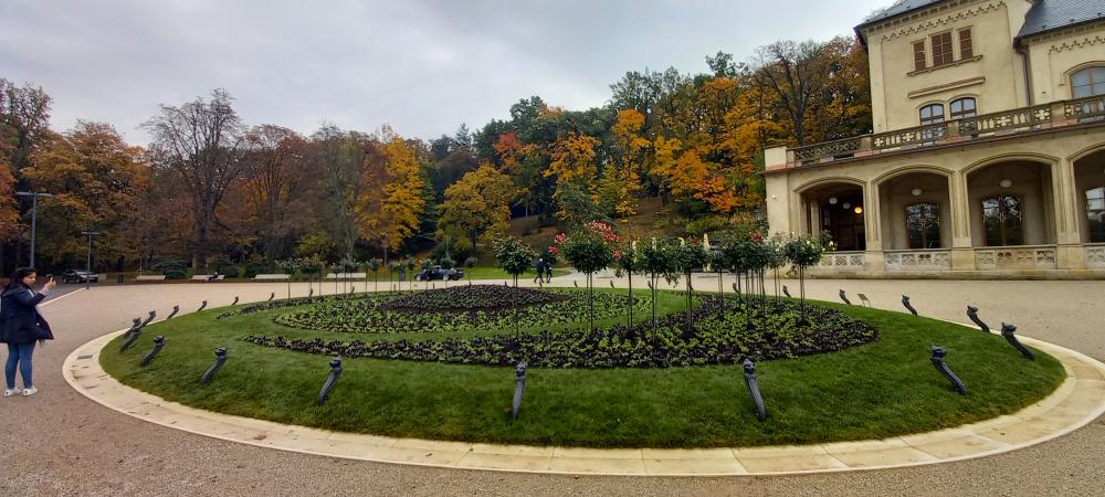 3200568_Podzimní proměna květinových záhonů na parteru před Šlechtovou restaurací