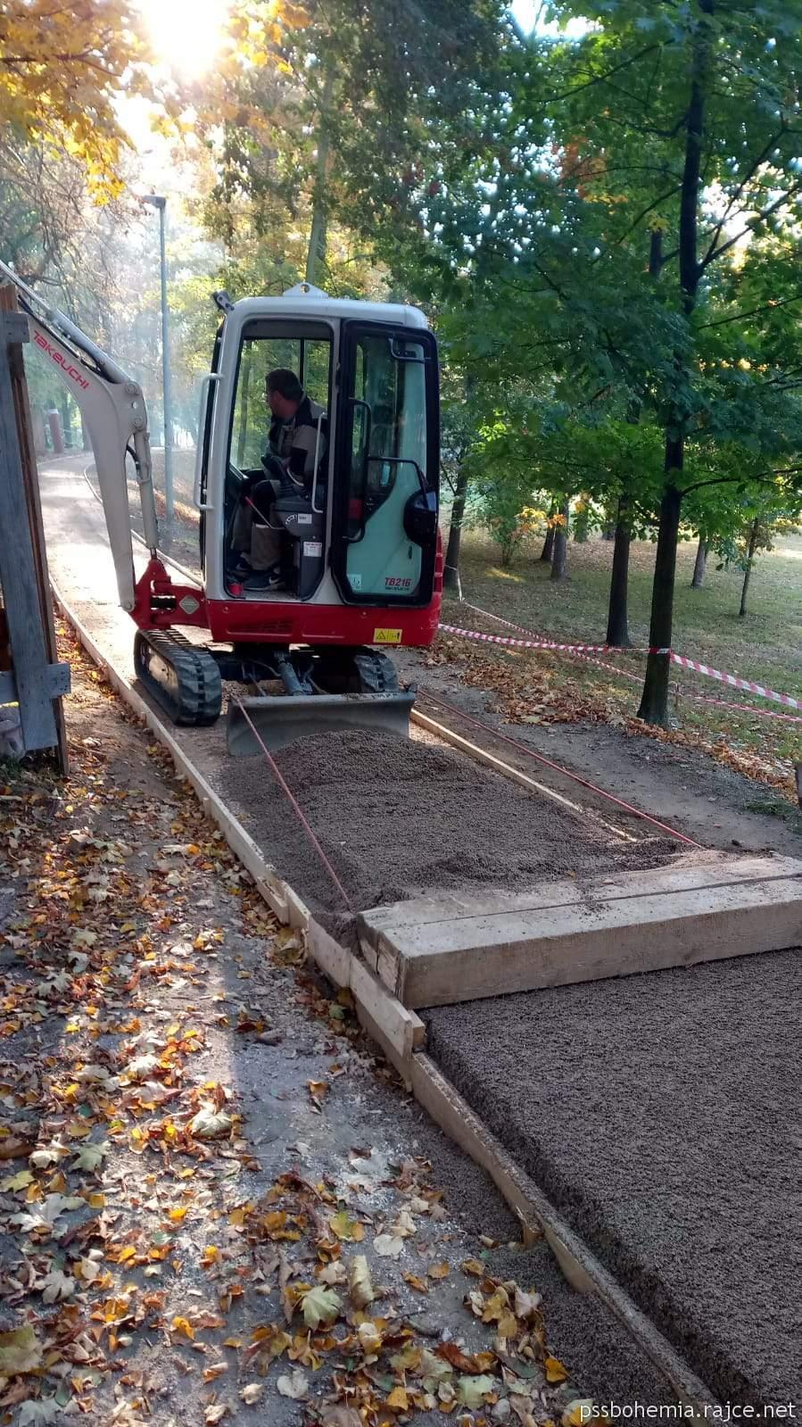 2769138_Postup prací při zakládání mlatových cest na hrázi bývalého rybníka