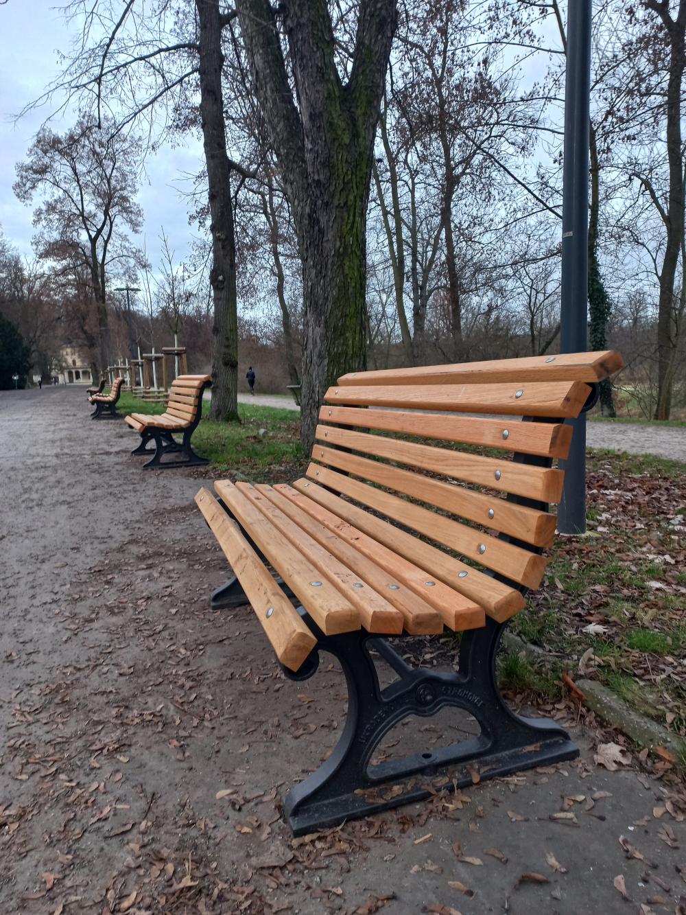 Stromovka, postupná obnova mobiliáře - lavičky, osa Šlechtovka-Výstaviště