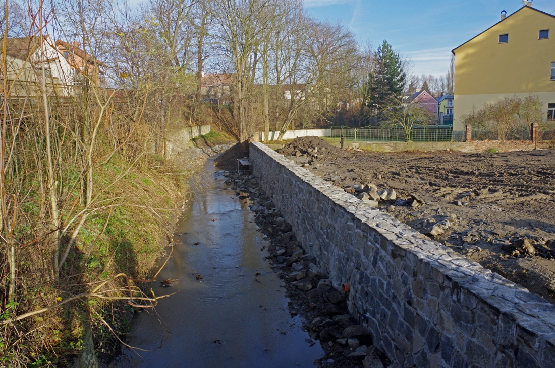 Dalejský potok v Řeporyjích, opravené nábřežní zdi