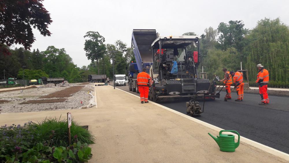 3127984_Rekonstr. parteru před Šlecht. rest. ve Stromovce, průběh realizace - pokládka asfaltu (22.5.2020)