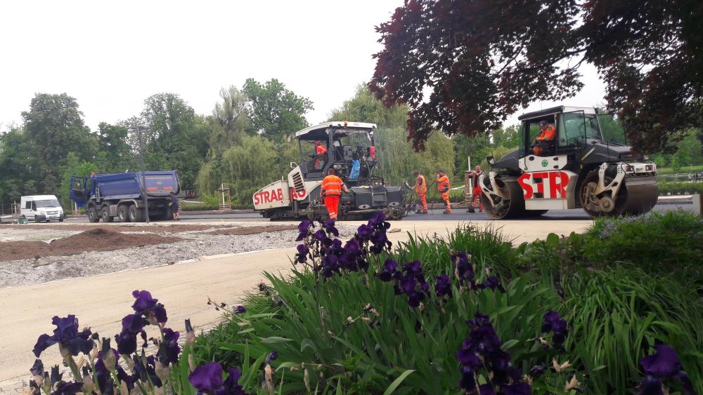 3127971_Rekonstr. parteru před Šlecht. rest. ve Stromovce, průběh realizace - pokládka asfaltu (22.5.2020)