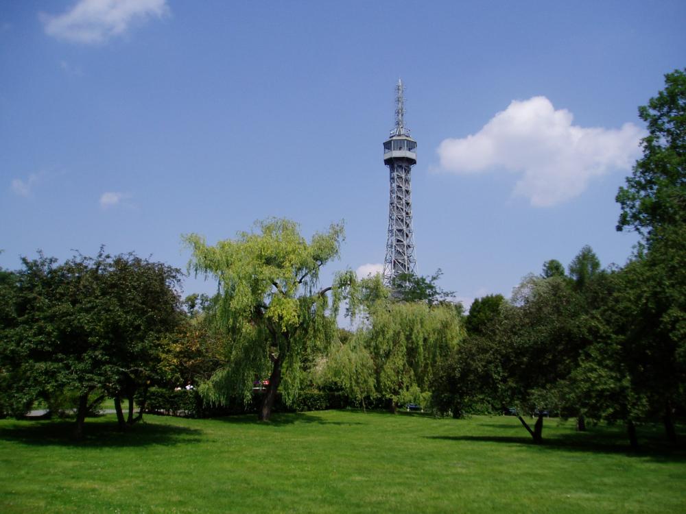 Pohled přes park na Petřínskou rozhlednu