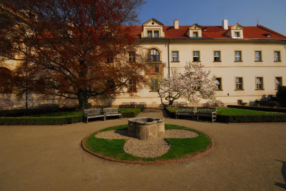 Kašna a hodiny ve Vojanových sadech