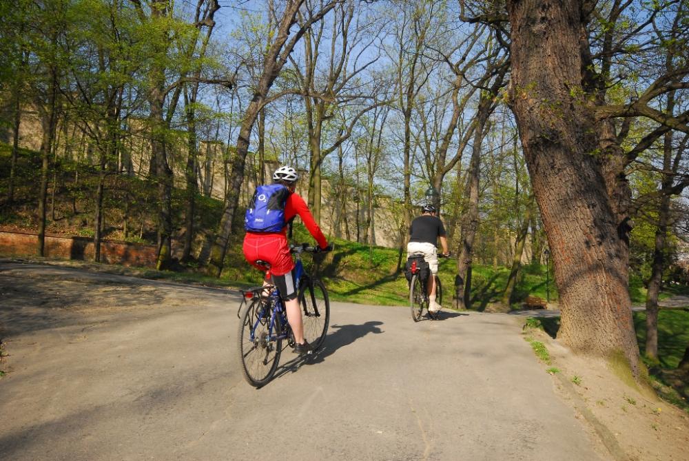 Cyklisté pod hradbami