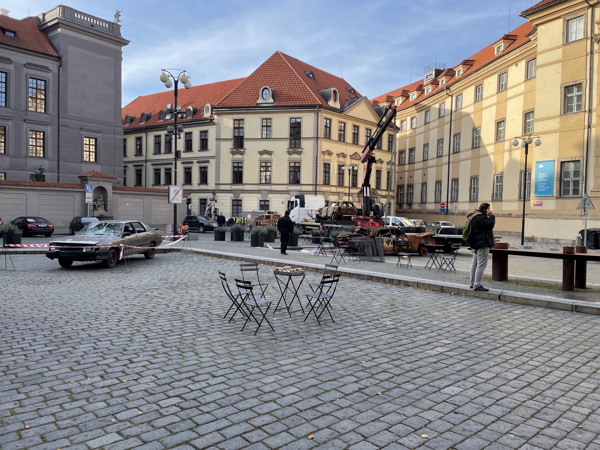 Umisťování vyhořelých vozidel z Ukrajiny  na Mariánském náměstí