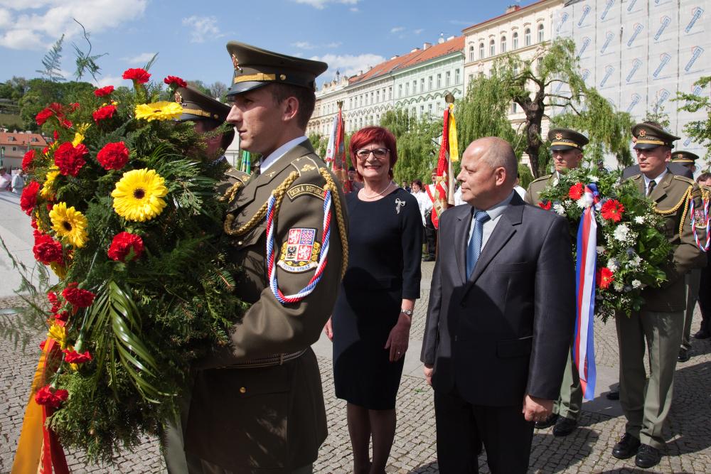 ucastnici_na_klarove_uctili_pamatku_obeti_domaciho_odboje_01