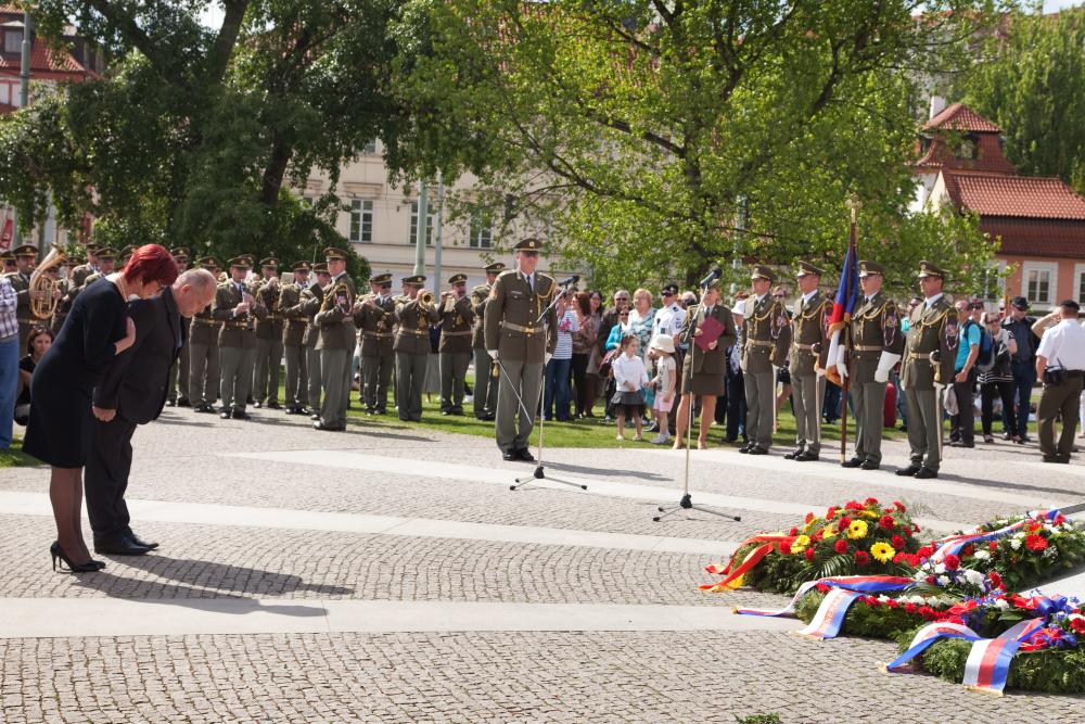 ucastnici_na_klarove_uctili_pamatku_obeti_domaciho_odboje_03