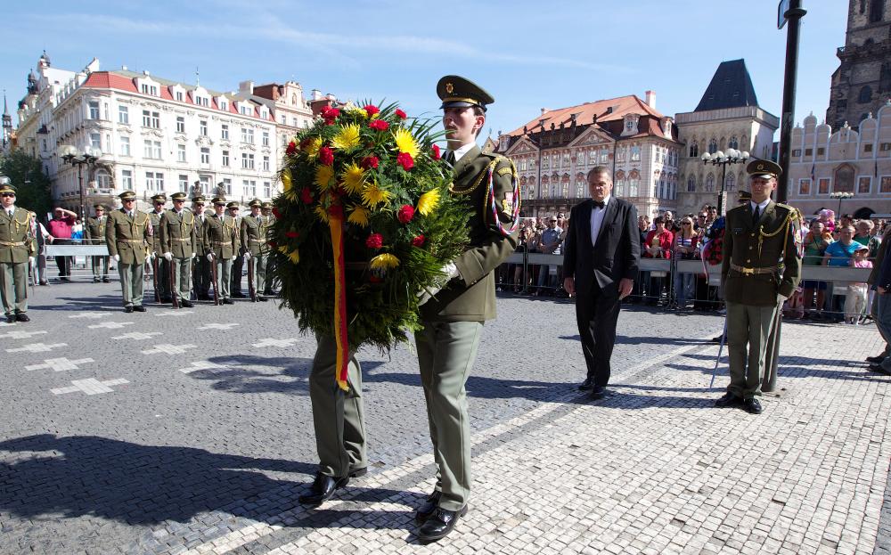 Ucteni_pamatky_pred_Staromestskou_radnici_06