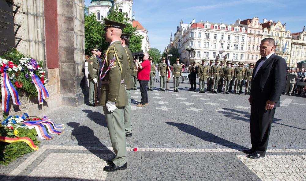 Ucteni_pamatky_pred_Staromestskou_radnici_09