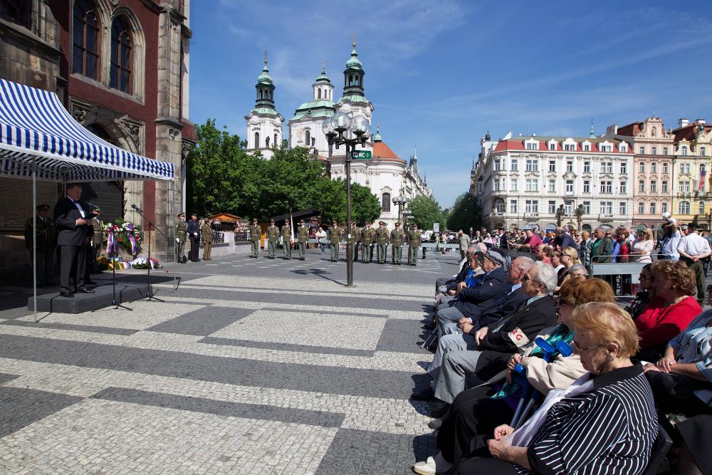 Ucteni_pamatky_pred_Staromestskou_radnici_17