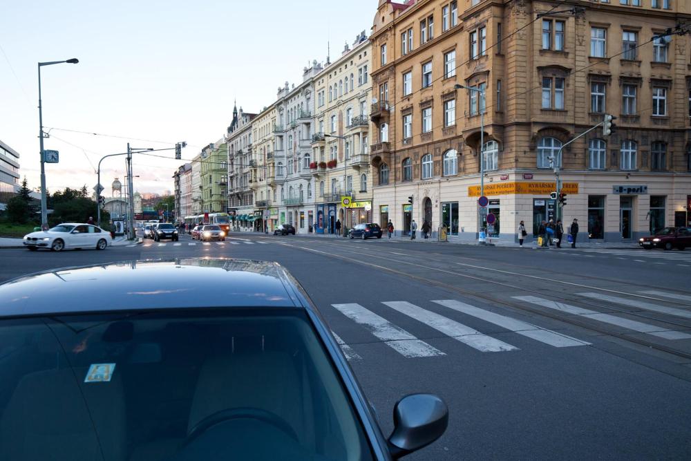 Křižovatka ulic Veletržní a Dukelských hrdinů je v současném stavu neadekvátně rozlehlá.  Obyvatelé si také stěžovali, že zelená na přechodech svítí moc krátce, což omezu