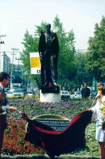 foto - Jan Kasl a Rosario Robles při odhalování pomníku a pamětní desky