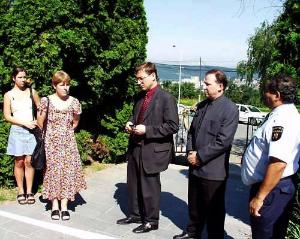 FOTO - Před novým sídlem MP v Praze 12 se shromáždili zástupci Prahy, městské části, Městské policie a další hosté...