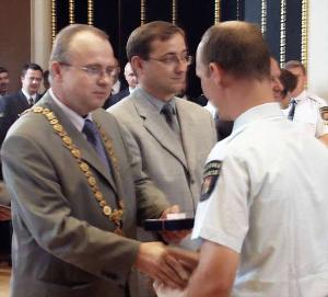 FOTO - Ocenění strážníkům předávali primátor Igor Němec, radní Rudolf Blažek a ředitel MP hl. m. Prahy Vladimír Kotrouš...