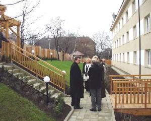 foto - Návštěvu primátor zakončil procházkou po nově otevřené odpočinkové zahradě.