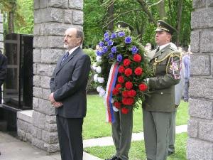 Náměstek Jan Choděra při pietním aktu na Olšanských hřbitovech /7.5.05/