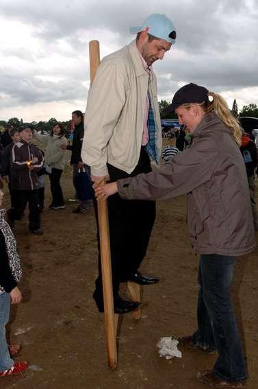 493191_1.6.2006 - radní hl.m. Prahy Jan Štrof přišel dnes odpoledne popřát všem dětem k jejich svátku na Letenskou pláň. Hlavní město zde pořádalo Dětský den, zaměřený na bezpeč