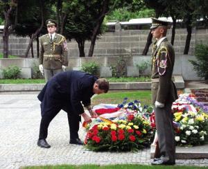 Mgr. Blažek pokládá věnec u památníků účastníků domácího odboje a Pražského povstání