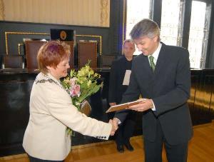 500105_Radní hl. m. Prahy pro oblast zdravotnictví Hana Halová ocenila 11. 10. 2006 v Brožíkově síni nejlepší pracovníky ZZS Praha.