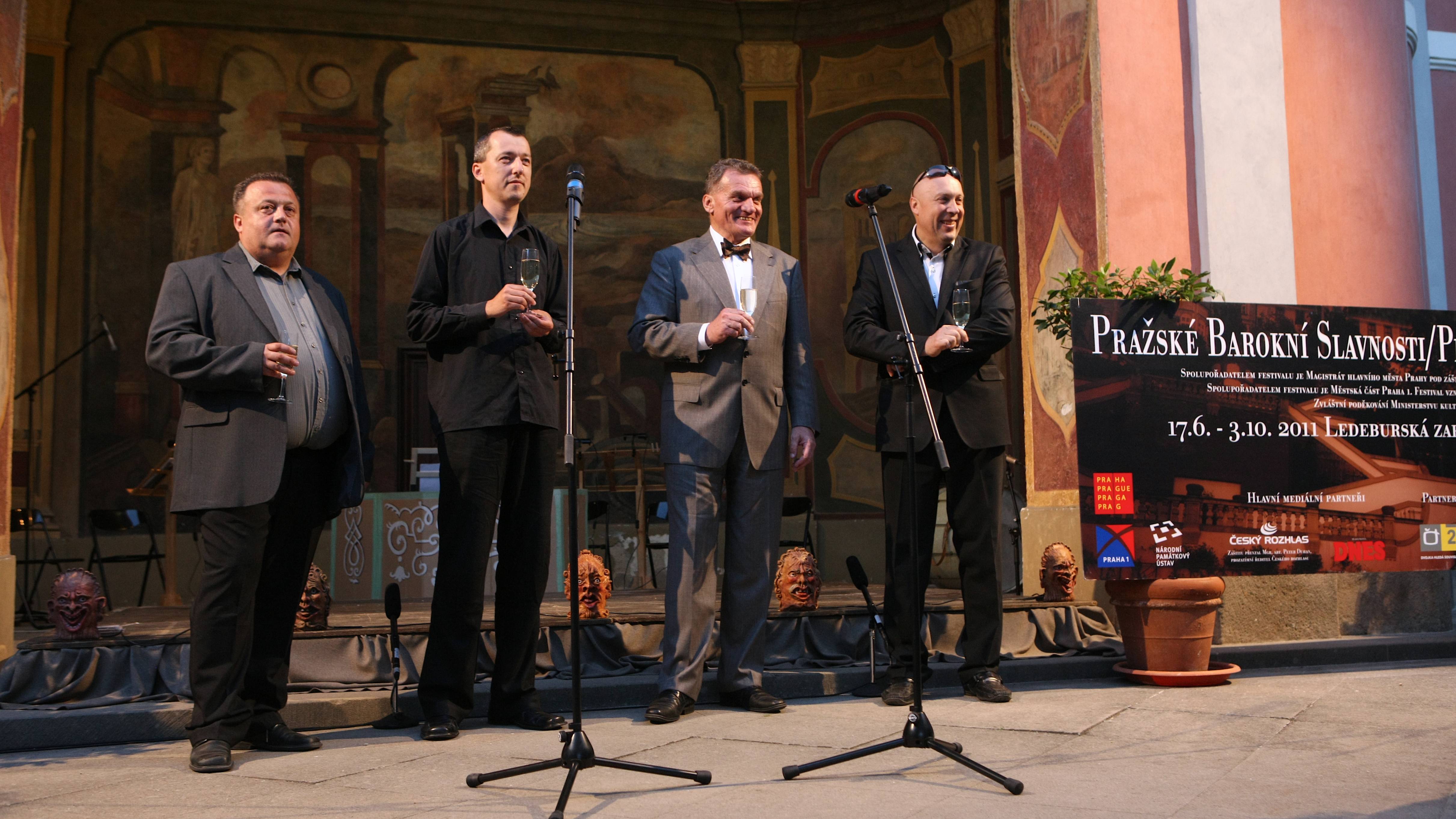 Primátor hl. m. Prahy Bohuslav Svoboda spolu se starostou Městské části Praha 1 Oldřichem Lomeckým vyzvali diváky k vypuštění balónků, čímž včera večer zahájili první roč