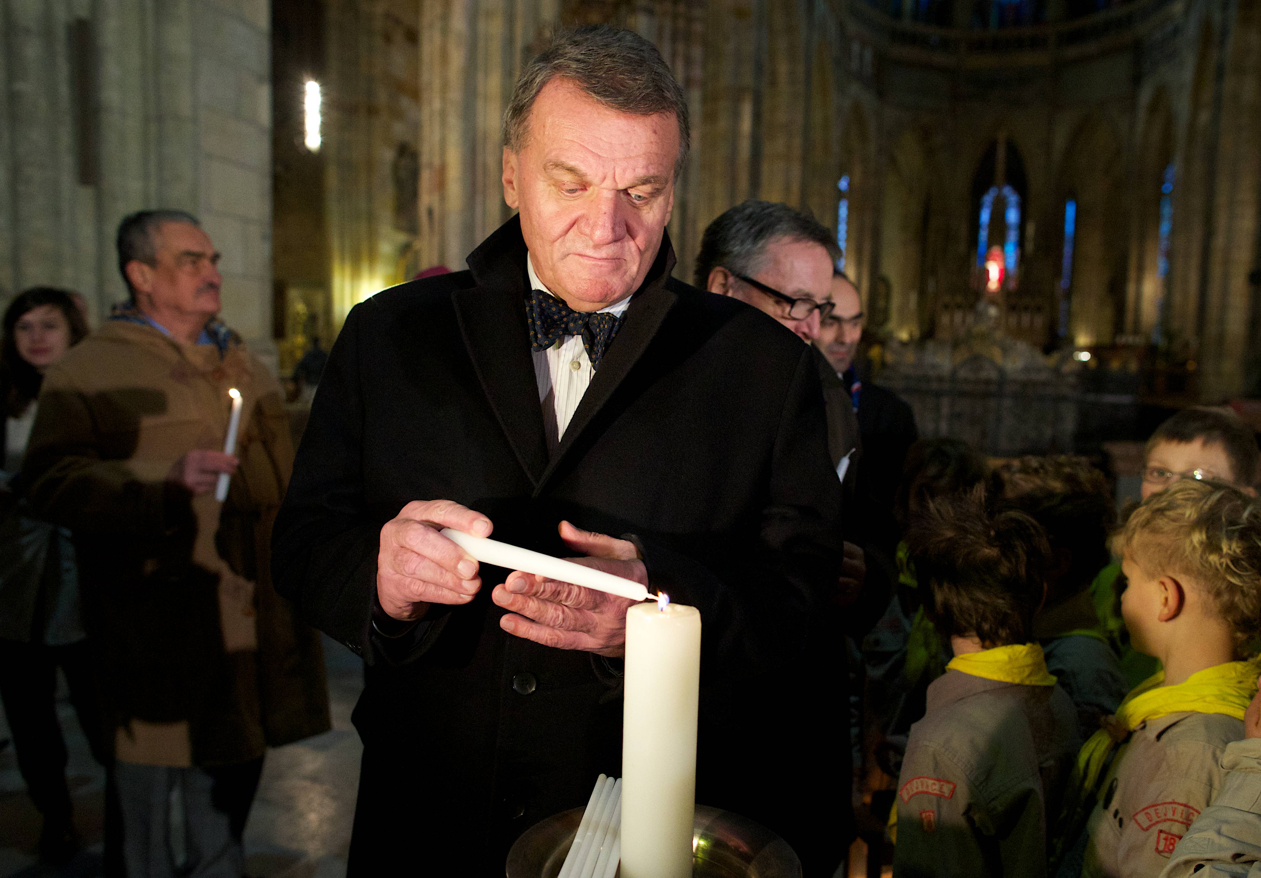 Primátor Bohuslav Svoboda dnes převezl Betlémské světlo na Novou radnici