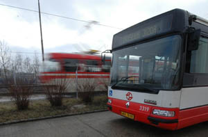 Tramvaji trvá déle, než zabrzdí...