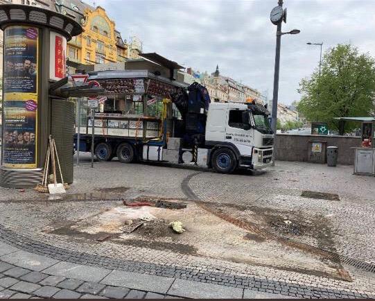 Z Václavského náměstí zmizel poslední stánek s občerstvením