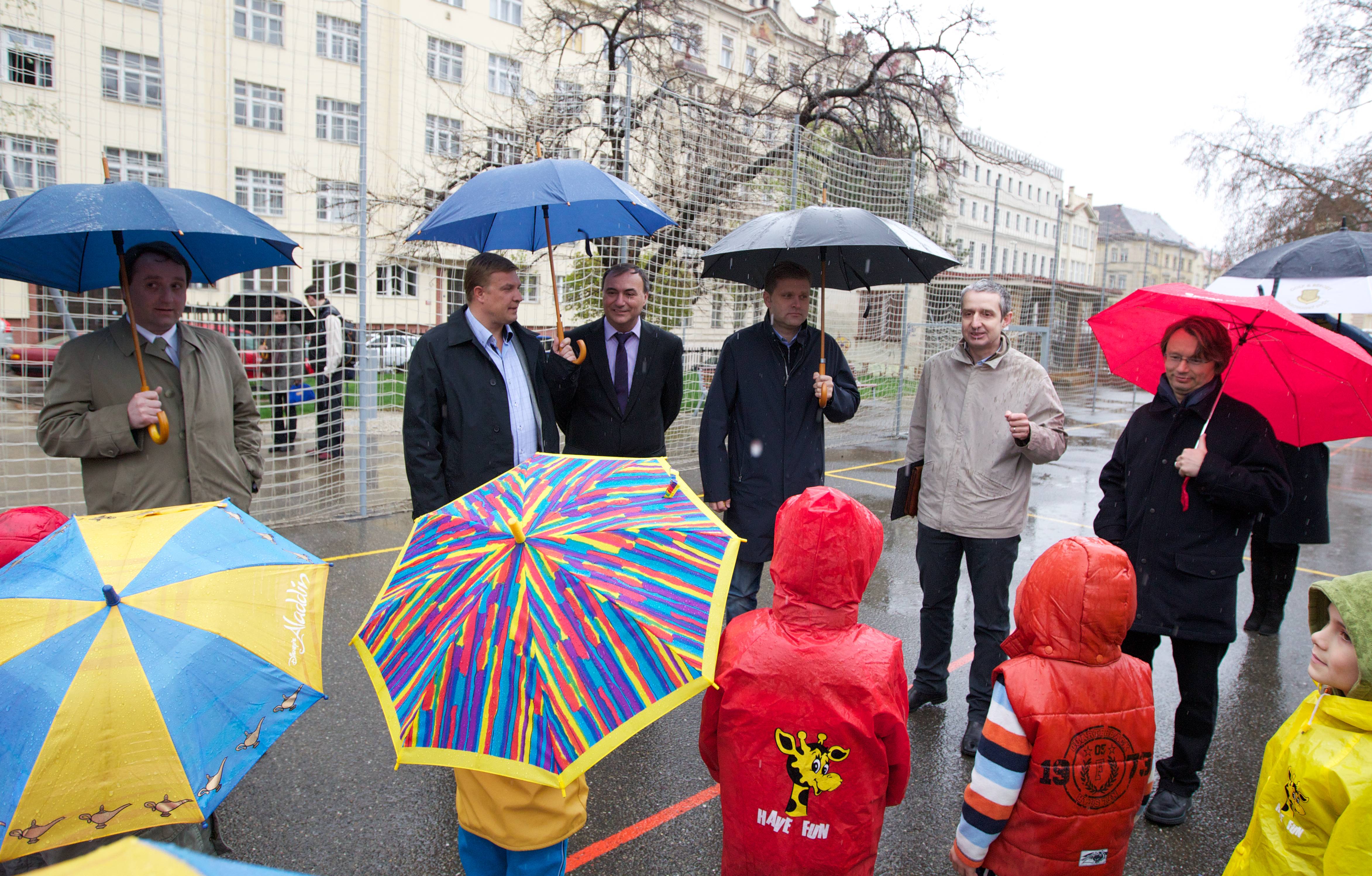 Za účasti radního pro životní prostředí Radka Lohynského (ODS) byla dnes uvedena do provozu dvě nově zrekonstruovaná dětská hřiště