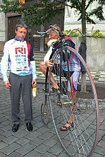 Primátor hl. m. Prahy Pavel Bém společně s radním pro životní prostředí Petrem Štěpánkem dnes odpoledne přivítali před budovou Magistrátu hl. m. Prahy na Mariánském náměstí peloton v čele s velocipedistou Josefem Zimovčákem. 