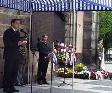 Pietního aktu u Staroměstské radnice se za hlavní město Prahu zúčastnil první náměstek primátora Rudolf Blažek, který zdůraznil, že rychle ubývá těch, kteří tyto slavné dny našich dějin pamatují jako jejich aktivní účastníci. 